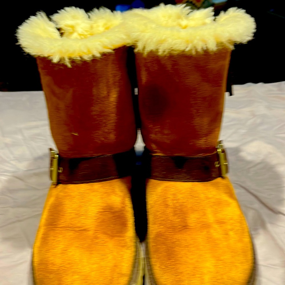 Uggs boot size 7. I just cleaned them with Uggs cleaner.